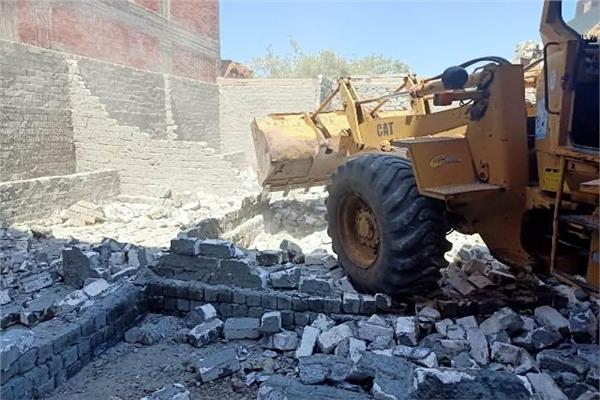 استرداد ١١ فدانا من الاراضي الزراعية و١١٨٥ متر مربع مباني ب٣ مدن 