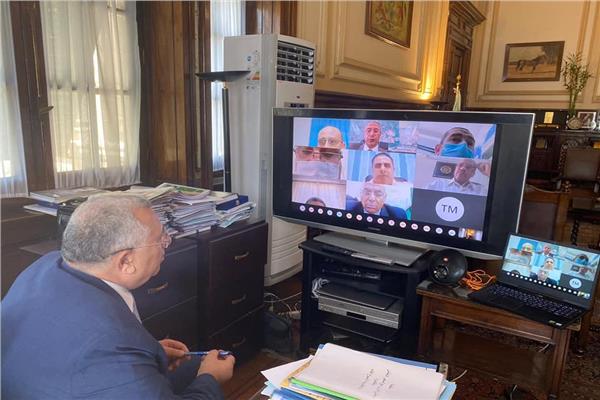 وزير الزراعة خلال اجتماعه مع مديري مديريات الزراعة في المحافظات