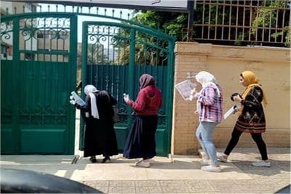طلاب مدرسة جمال عبد الناصر أمام اللجان لاداء امتحان الجيولوجيا وعلم نفس والتفاضل وتكامل 