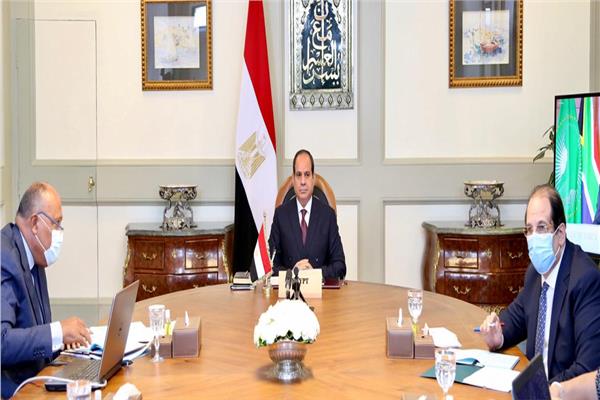 الرئيس السيسي ورئيس جهاز المخابرات ووزير الخارجية خلال الاجتماع