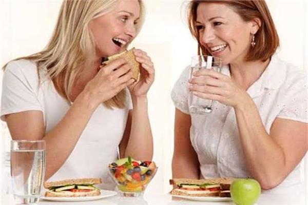 الأطعمة والمشروبات بين المسموح والمحظور لتجنب العطش