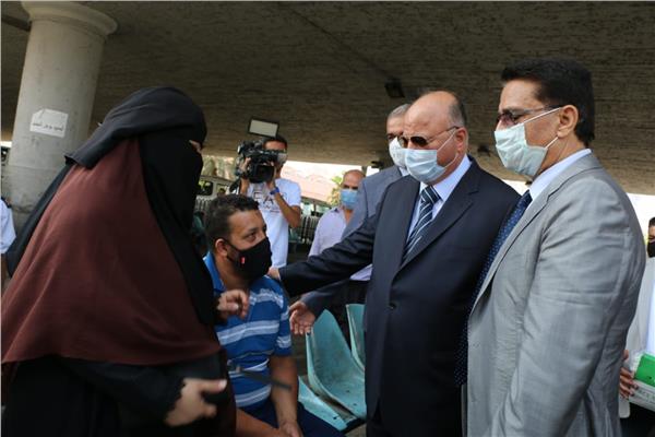 محافظ القاهرة يتأكد من إرداء المواطنين للكمامات  بالشوارع 