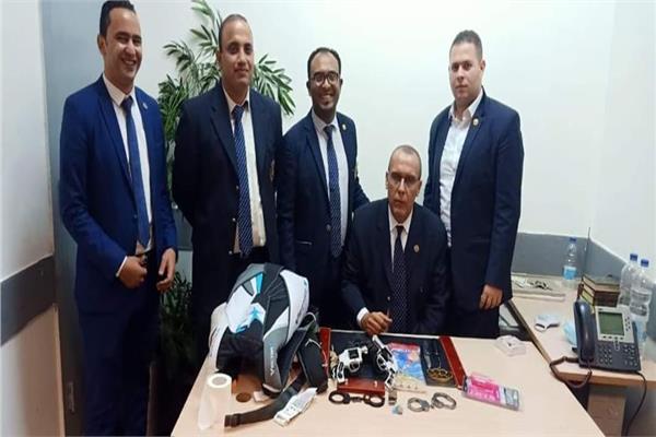 ضبط محاولة تهريب 2 طبنجة وعدد من الأسلحة البيضاء بمطار القاهرة