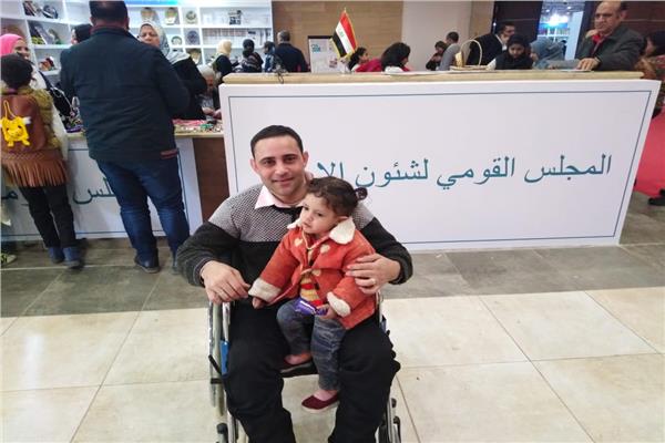 رضا خضر.. شاب تحدى "الموت البطيء" بحركة الحروف