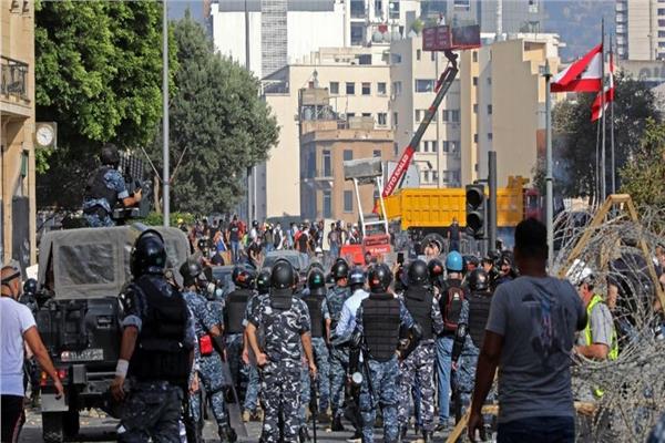 الجيش اللبناني يدفع بتعزيزات كبيرة بعد احتدام المواجهات بين الأمن والمتظاهرين