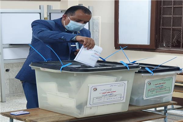 المتحدث الرسمى لمترو الأنفاق يدلي بصوته في انتخابات مجلس الشيوخ 