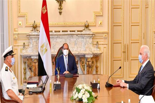  جانب من اجتماع الرئيس السيسي مع قائد القوات البحرية  ورئيس شركة لورسن