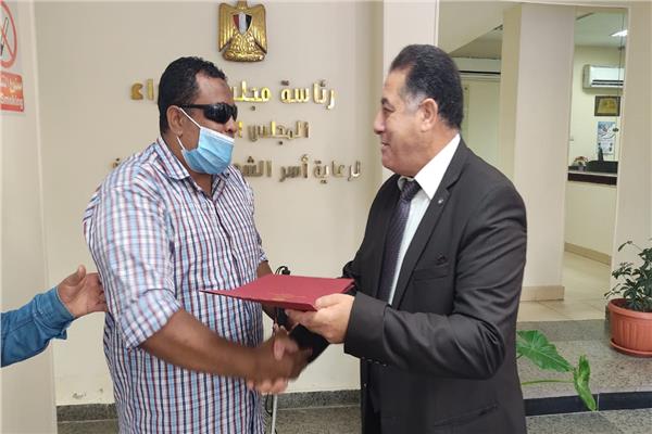 القومي لأسر الشهداء يسلم 5 وحدات سكنية للمصابين 