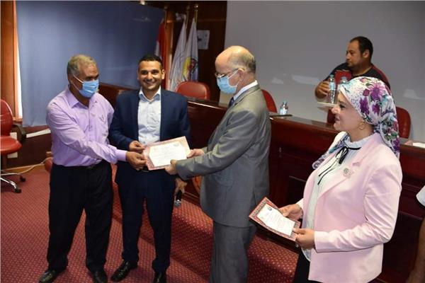 تكريم  المتميزين بمشروع تعليم الكبار  بجامعة السادات