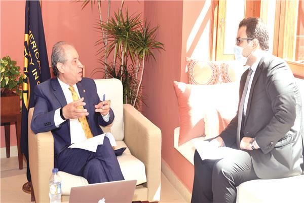 د. إيهاب عبدالرحمن رئيس الجامعة الأمريكية خلال حواره مع محرر الأخبار