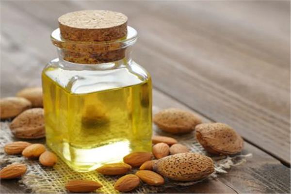 لجمالك.. ماسك «العسل وزيت اللوز» لتفتيح البشرة والأماكن الداكنة