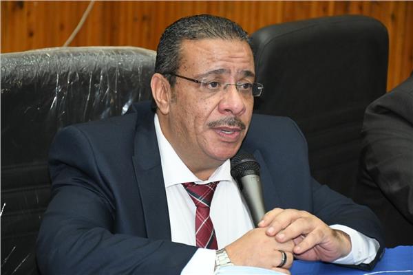  الدكتور أحمد زكي رئيس جامعة قناة السويس