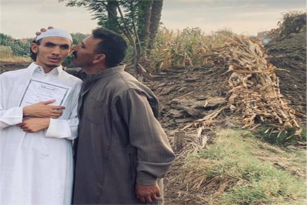 الطالب محمد الشحات ووالده