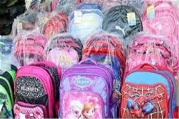 توزع حقائب مدرسية