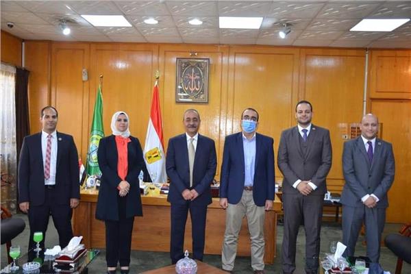  محافظ الاسماعيلية يستقبل ممثلى البرنامج الرئاسي لتأهيل وتدريب التنفيذيين