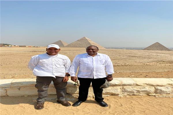 رئيس كينيا يزور منطقة الأهرامات 
