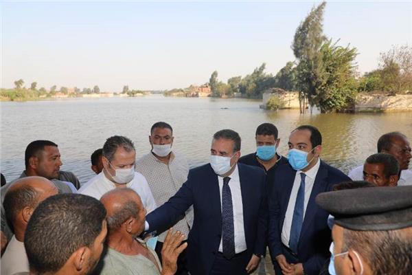  محافظ المنوفية يوزع مواد غذائية ولحوم على الأسر المتضررة من  إرتفاع منسوب مياة النيل
