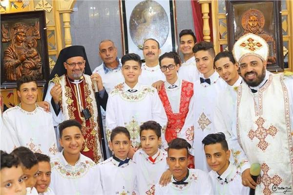  الأنبا بشارة يَرسِم شمامسة جدد لكنيسة أم الرحمة الإلهية بمَنهَري