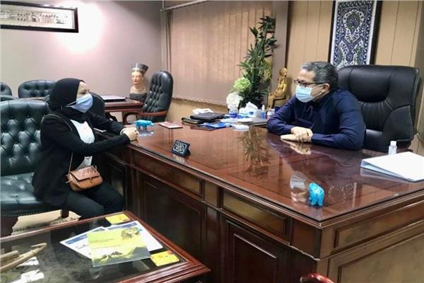 العناني يستقبل احد فتيات مبادرة في أدوار قيادية لمناقشة ملف السياحة و الآثار
