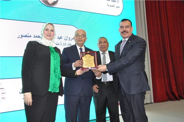 "التعليم" تكرم القائمين على العملية التعليمية لأوائل الثانوية العامة 2020/2019