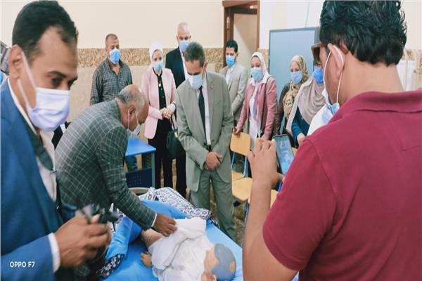 محافظ الغربية خلال افتتاحه المدرسة الفنية للتمريض