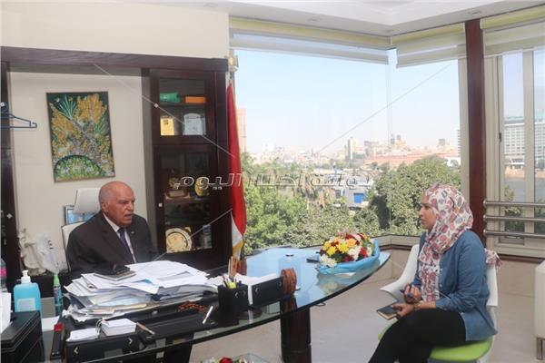 محررة بوابة أخبار اليوم مع نقيب المعلمين