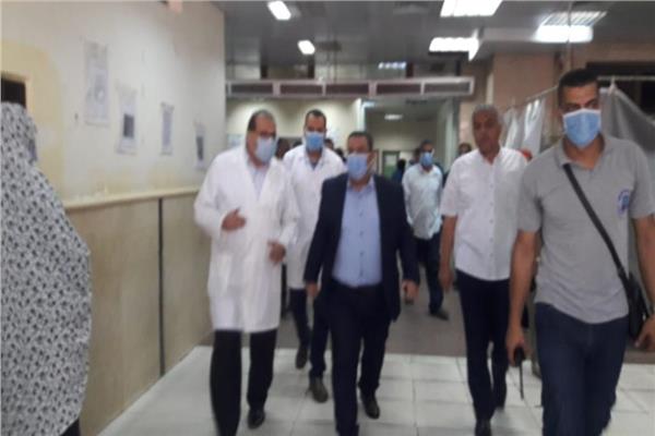 رئيس جامعة قناة السويس يتابع حالة مصابي حريق مصنع اللحوم بالإسماعيلية