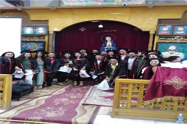 الأنبا بشارة يشارك في تكريم الخريجين بإيبارشية أبو قرقاص