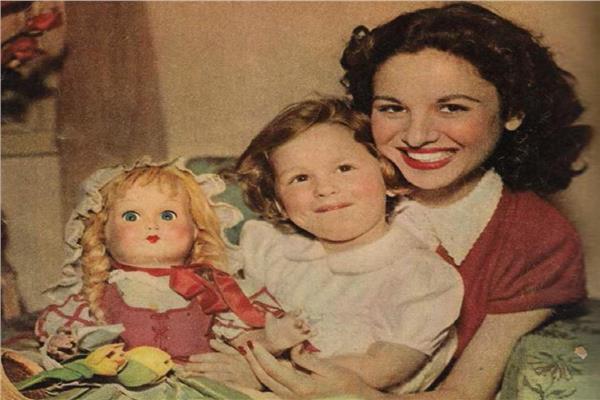 الفنانة الراحلة فاتن حمامة برفقة ابنتها نادية- أرشيفية