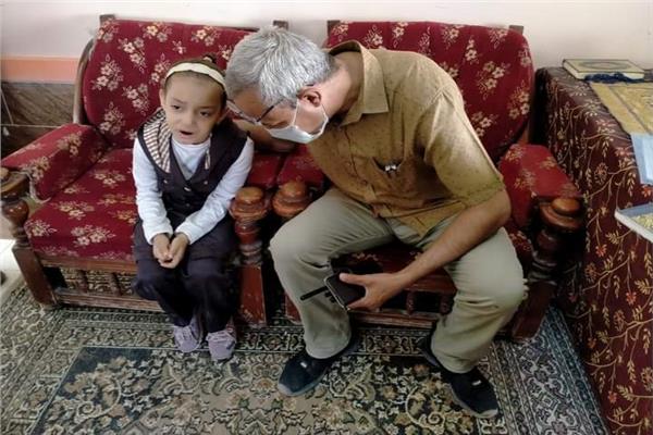  رئيس مركز البداري يسمع شكوى تلميذة 