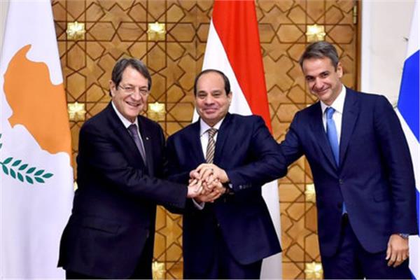 القمة الثلاثة الثامنة