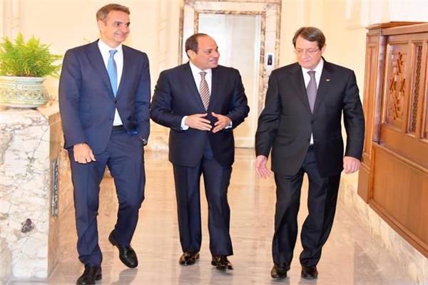 الرئيس المصري والقبرصى واليوناني خلال القمة 