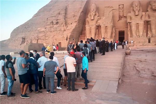  رغم جائحة كورونا 160 سائح تابعوا ومئات المصريين  تعامد الشمس