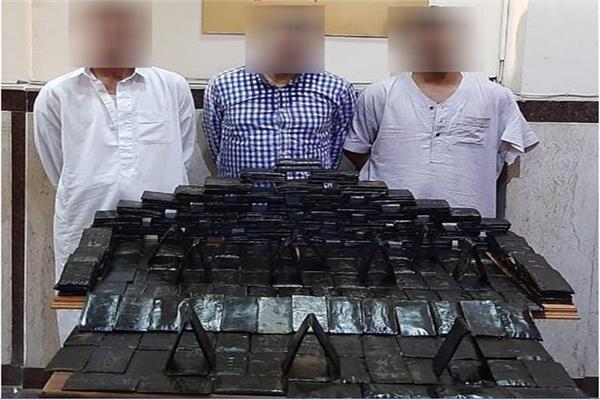 المتهمون وأمامهم المضبوطات