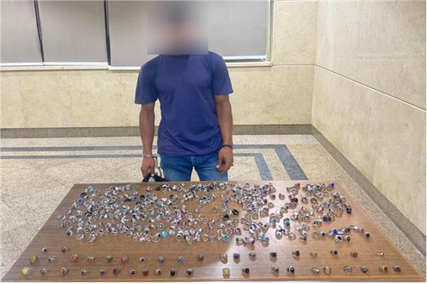ضبط 420 خاتم من الفضة المهربة من الخارج بحوزة شخص      