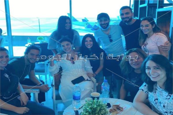 توافد الفنانون علي مطار القاهرة في الطريق لمهرجان الجونة