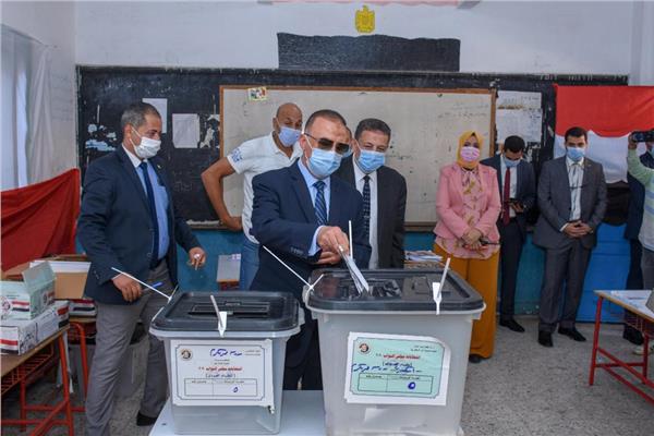محافظ الإسكندرية يدلي بصوته 