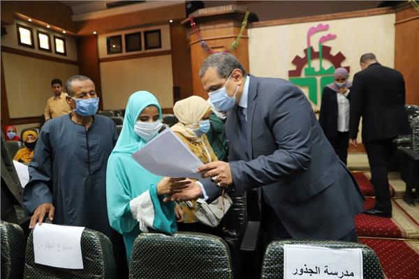 وزير القوى العاملة يسلم 58 عقد عمل لذوي القدرات الخاصة