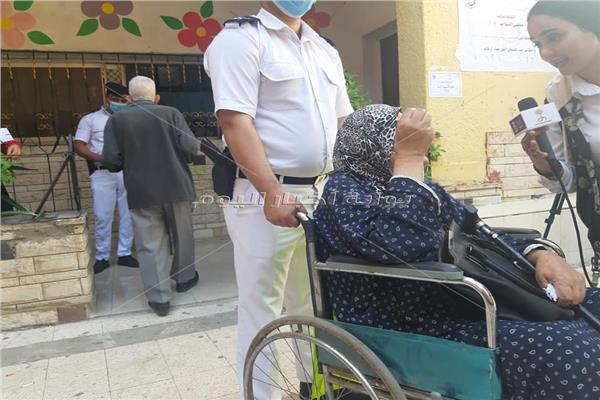لفتة إنسانية الشرطة تنقل مسنة بالكرسي المتحرك