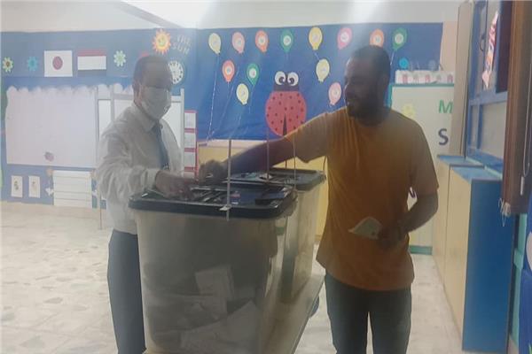 إقبال كثيف لآخر لحظة بلجان الاقتراع فى مدرسة المصرية اليابانية بزايد