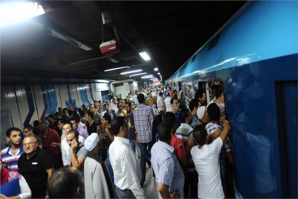 «سيب الباب يا محترم»| أبواب المترو «زنقة».. والشركة محذرة: هذه عقوبة التعطيل