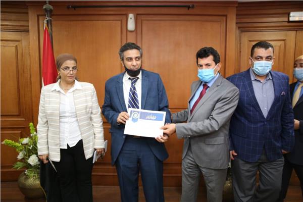 وزير الرياضة يُـكرم منتخب مصر لرفع الأثقال للمكفوفين