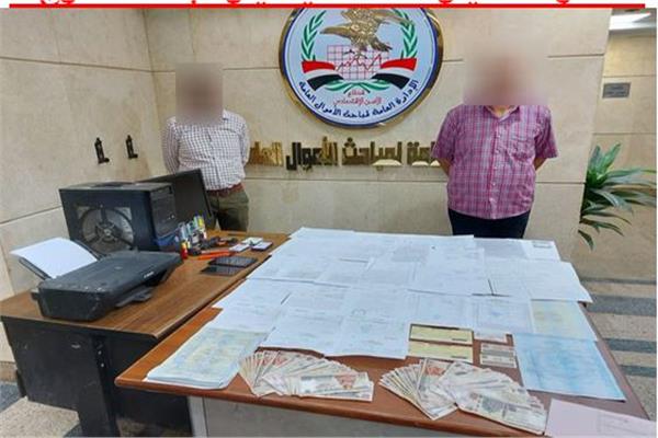 المتهمان وأمامهما المضبوطات