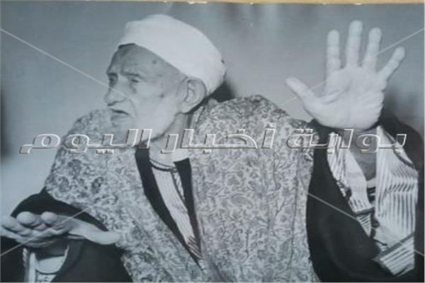معلم "طه حسين".. تصوير المصور الكبير الراحل "حسن دياب"