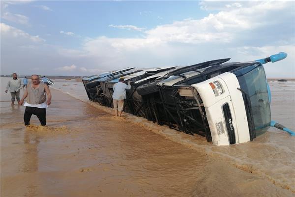 فى وجود المحافظ ... نقل ركاب الاتوبيسات العالقة بسبب السيول الى الغردقة دون اصابات