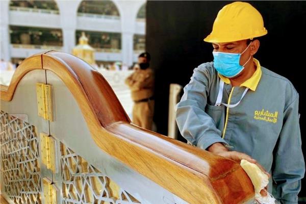 شؤون الحرمين تواصل أعمال الصيانة لمنطقة حِجر إسماعيل