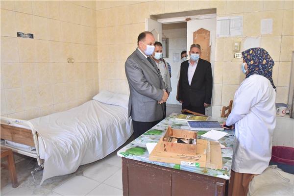 محافظ أسيوط خلال الجولة