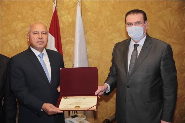 نقابة المهندسين تكرم وزير النقل بدرع النقابة
