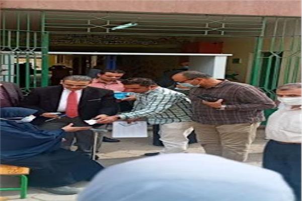 قاضي ينزل لسيدة مسنة بالقليوبية لتدلي بصوتها في انتخابات مجلس النواب