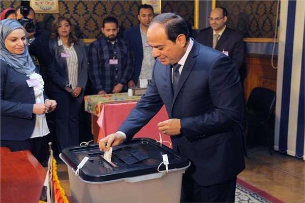 الرئيس السيسي خلال الإدلاء بصوته